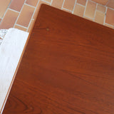 table à manger scandinave en teck massif extensible années 60 avec chants arrondis et piètement fuselé