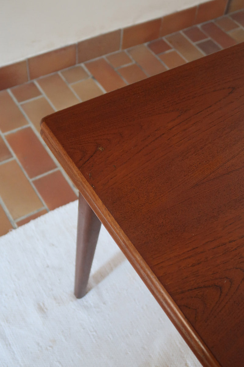 table à manger scandinave en teck massif extensible années 60 avec chants arrondis et piètement fuselé