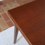 table à manger scandinave en teck massif extensible années 60 avec chants arrondis et piètement fuselé