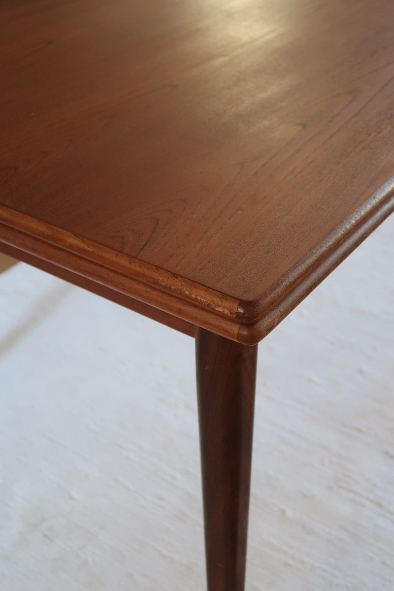 table à manger scandinave en teck massif extensible années 60 avec chants arrondis et piètement fuselé