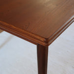 table à manger scandinave en teck massif extensible années 60 avec chants arrondis et piètement fuselé