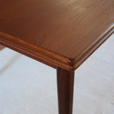 table à manger scandinave en teck massif extensible années 60 avec chants arrondis et piètement fuselé
