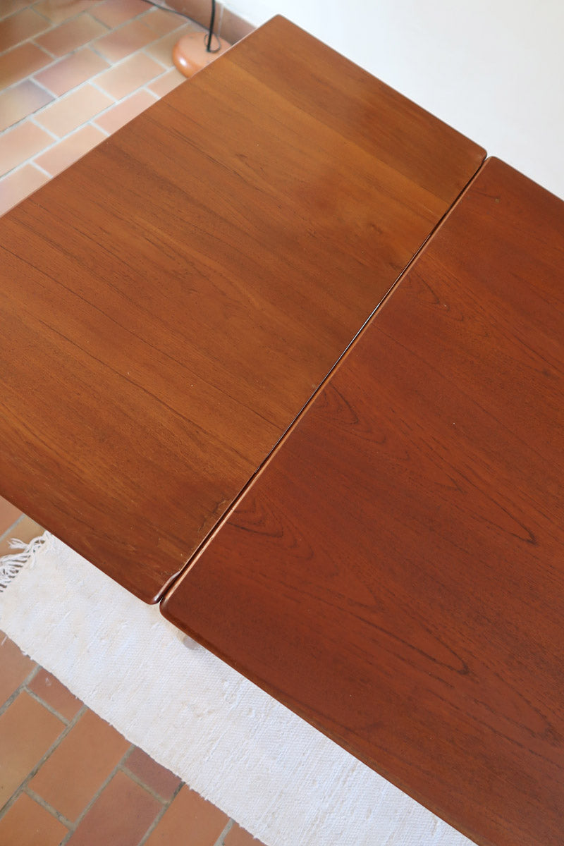 table à manger scandinave en teck massif extensible années 60 avec chants arrondis et piètement fuselé