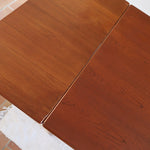 table à manger scandinave en teck massif extensible années 60 avec chants arrondis et piètement fuselé