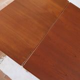 table à manger scandinave en teck massif extensible années 60 avec chants arrondis et piètement fuselé