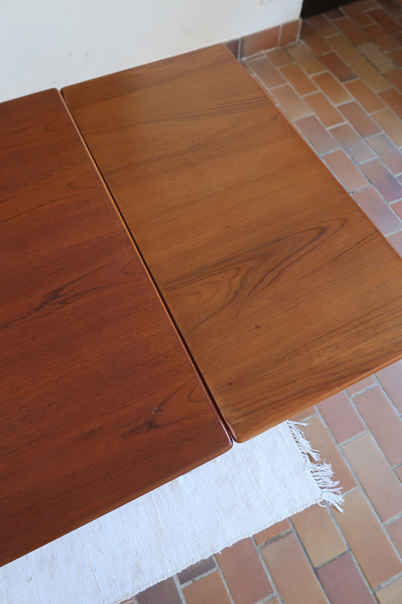 table à manger scandinave en teck massif extensible années 60 avec chants arrondis et piètement fuselé