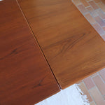 table à manger scandinave en teck massif extensible années 60 avec chants arrondis et piètement fuselé