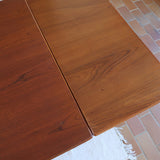 table à manger scandinave en teck massif extensible années 60 avec chants arrondis et piètement fuselé