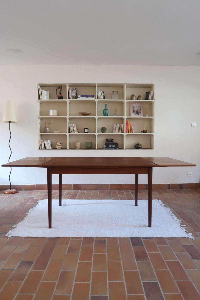 table à manger scandinave en teck massif extensible années 60 avec chants arrondis et piètement fuselé
