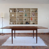 table à manger scandinave en teck massif extensible années 60 avec chants arrondis et piètement fuselé