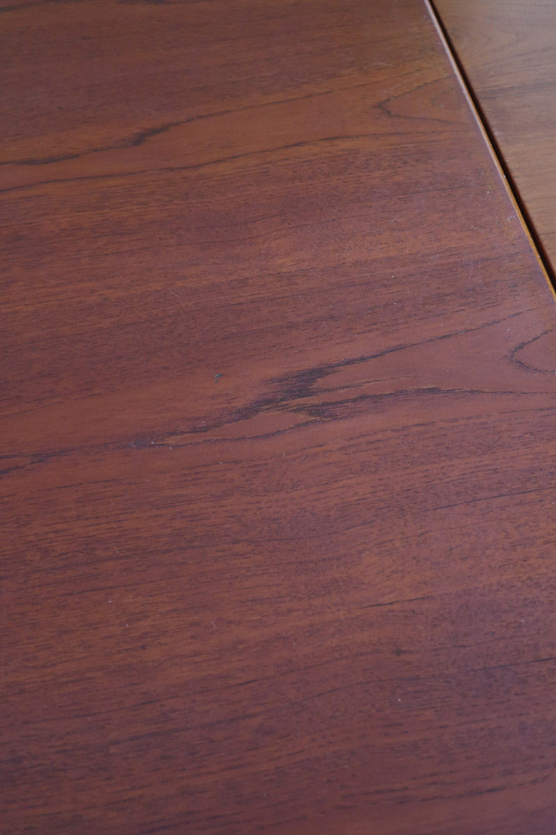 table à manger scandinave en teck massif extensible années 60 avec chants arrondis et piètement fuselé