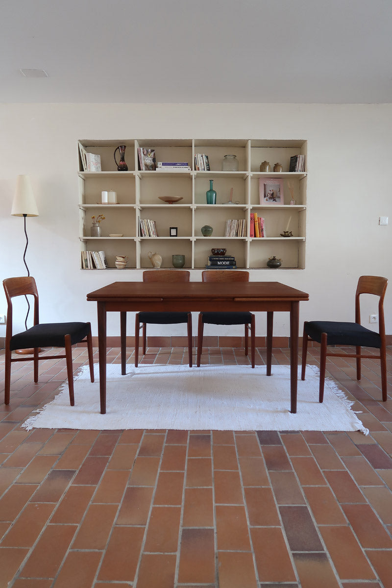 table à manger scandinave en teck massif extensible années 60 avec chants arrondis et piètement fuselé
