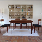 table à manger scandinave en teck massif extensible années 60 avec chants arrondis et piètement fuselé