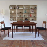 table à manger scandinave en teck massif extensible années 60 avec chants arrondis et piètement fuselé