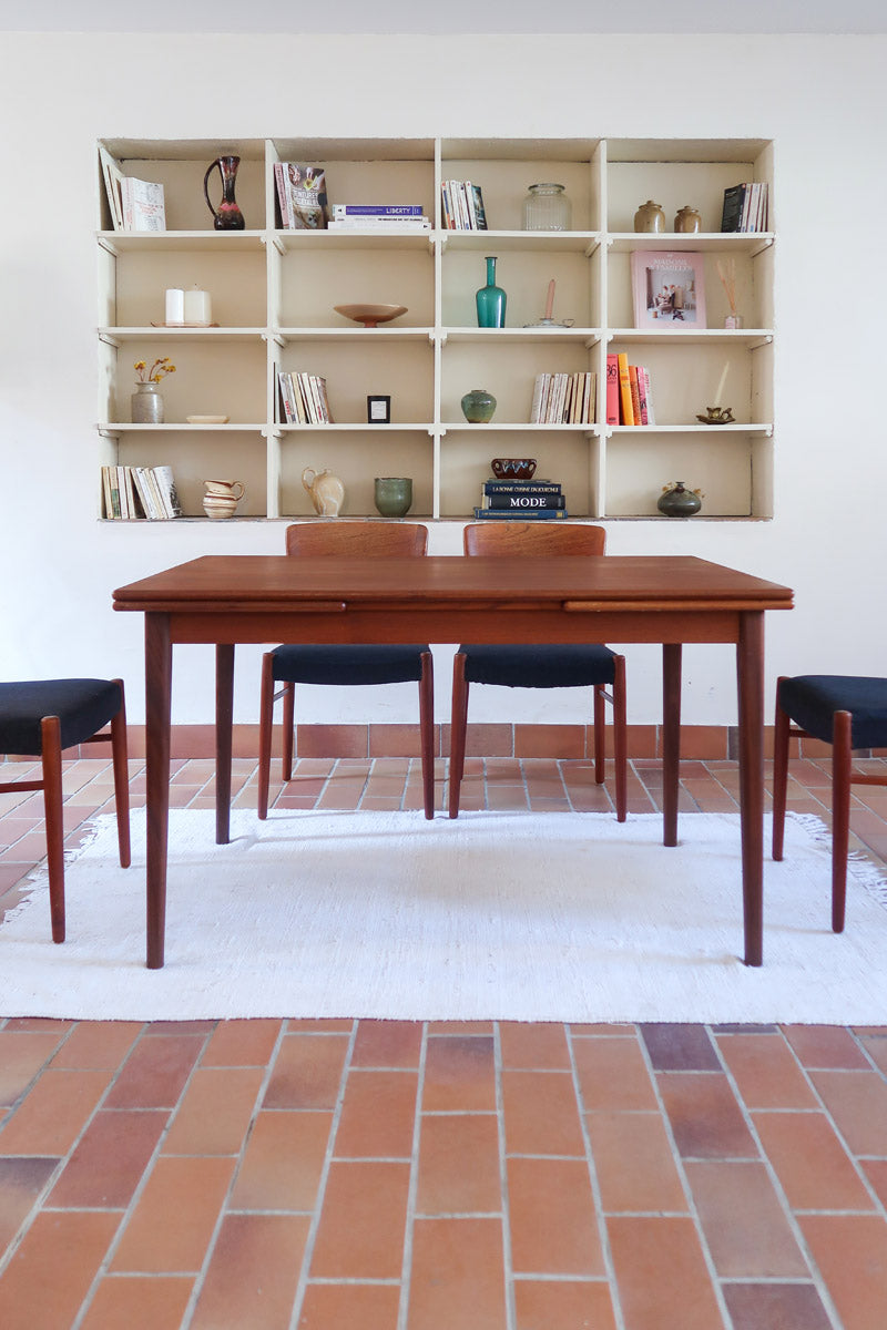 table à manger scandinave en teck massif extensible années 60 avec chants arrondis et piètement fuselé