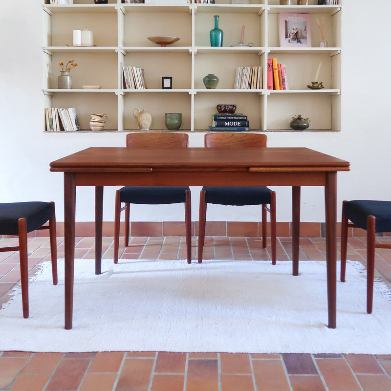 table à manger scandinave en teck massif extensible années 60 avec chants arrondis et piètement fuselé