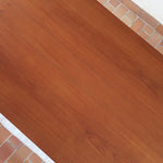 Table à manger scandinave en teck avec deux rallonges intégrées, design années 60, photographiée dans un intérieur lumineux.