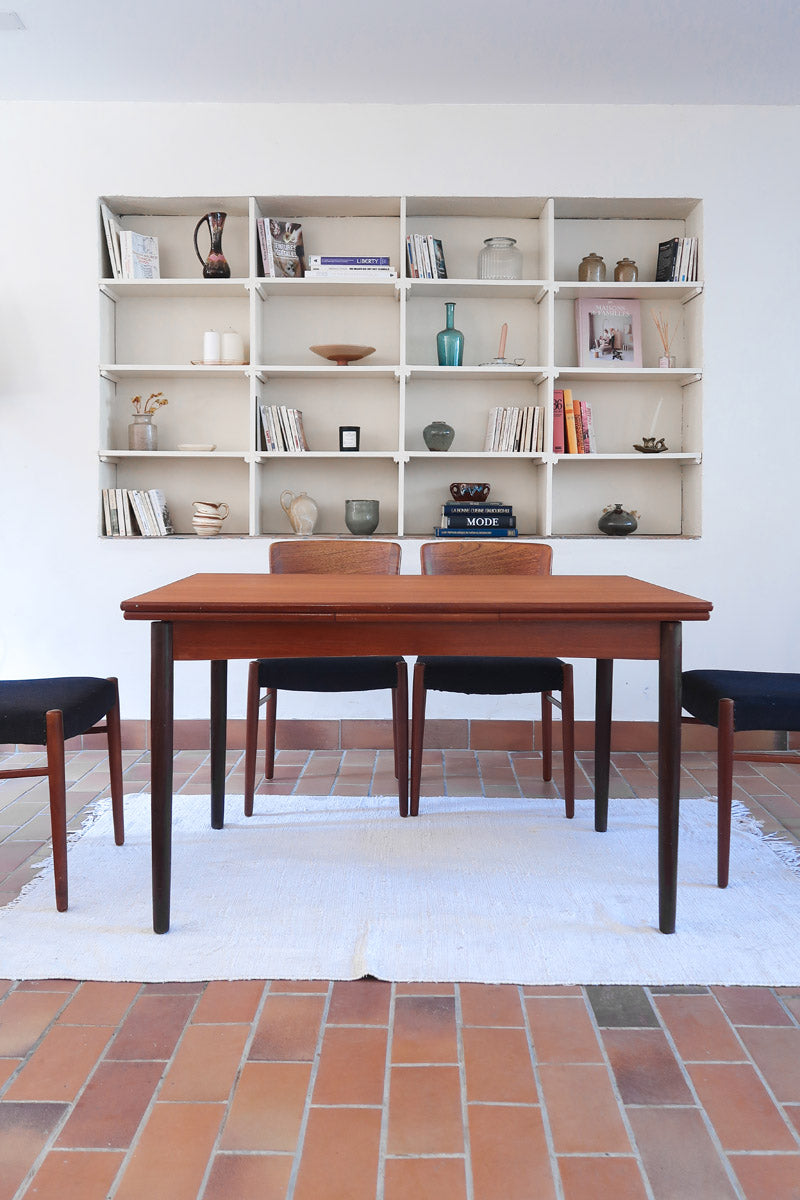 table à manger scandinave en teck massif extensible années 60 avec rallonges intégrées et piètement massif