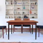 table à manger scandinave en teck massif extensible années 60 avec rallonges intégrées et piètement massif