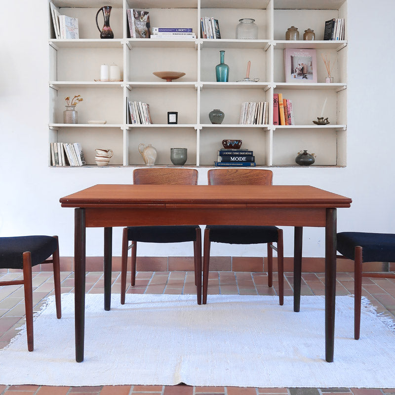 table à manger scandinave en teck massif extensible années 60 avec rallonges intégrées et piètement massif