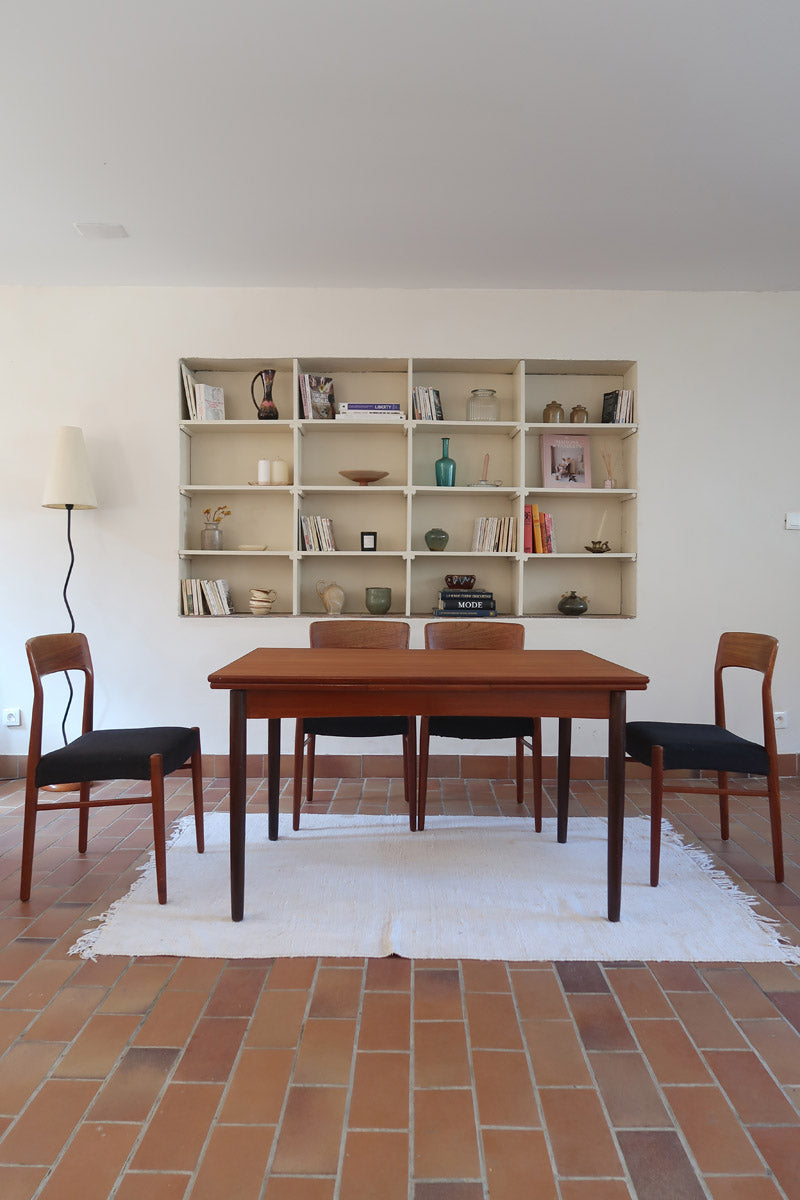 table à manger scandinave en teck massif extensible années 60 avec rallonges intégrées et piètement massif