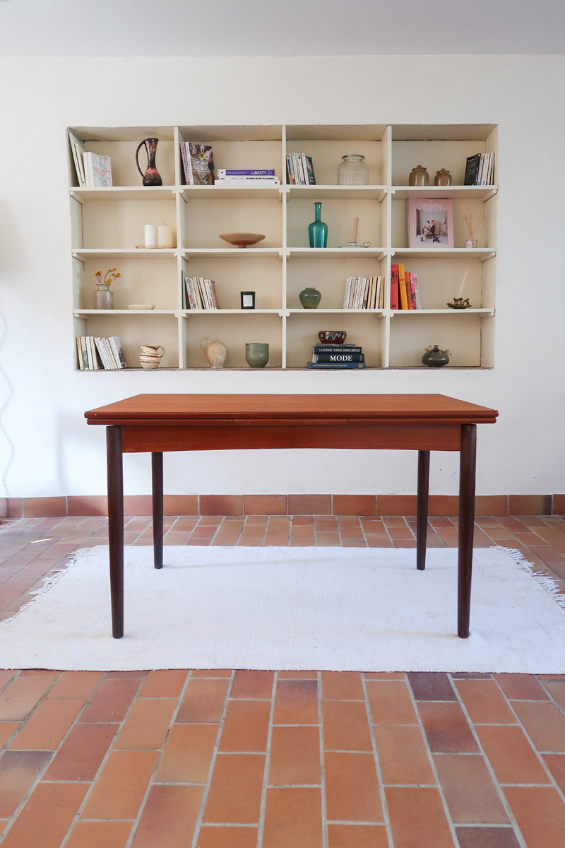 table à manger scandinave en teck massif extensible années 60 avec rallonges intégrées et piètement massif