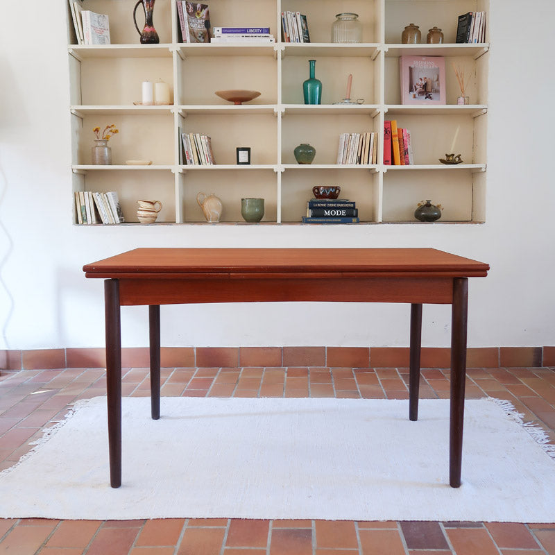 table à manger scandinave en teck massif extensible années 60 avec rallonges intégrées et piètement massif