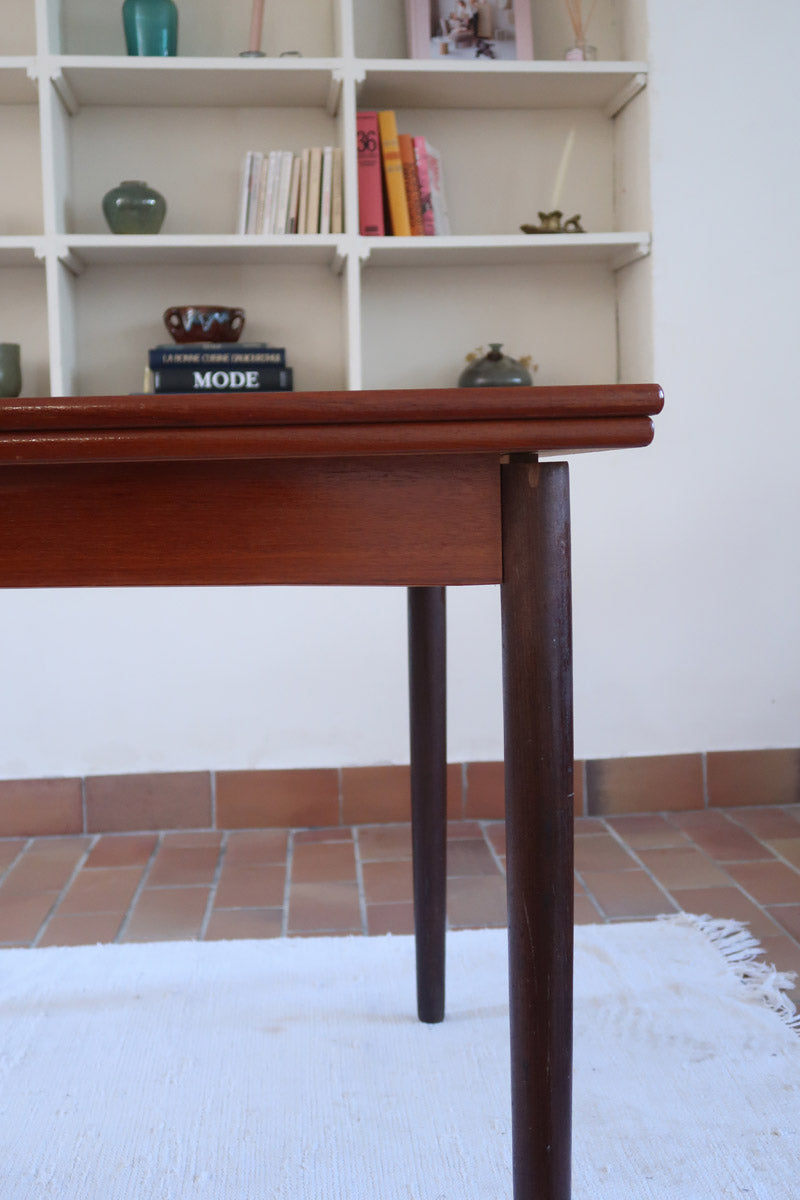 table à manger scandinave en teck massif extensible années 60 avec rallonges intégrées et piètement massif
