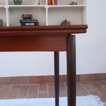 table à manger scandinave en teck massif extensible années 60 avec rallonges intégrées et piètement massif