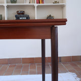 table à manger scandinave en teck massif extensible années 60 avec rallonges intégrées et piètement massif
