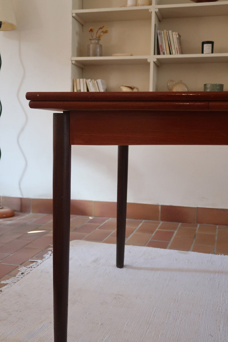 table à manger scandinave en teck massif extensible années 60 avec rallonges intégrées et piètement massif