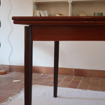 table à manger scandinave en teck massif extensible années 60 avec rallonges intégrées et piètement massif