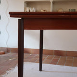 table à manger scandinave en teck massif extensible années 60 avec rallonges intégrées et piètement massif