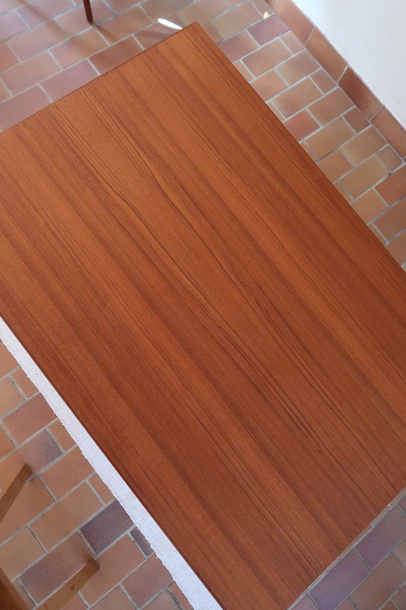 table à manger scandinave en teck massif extensible années 60 avec rallonges intégrées et piètement massif