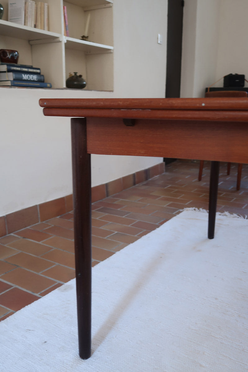 table à manger scandinave en teck massif extensible années 60 avec rallonges intégrées et piètement massif