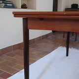 table à manger scandinave en teck massif extensible années 60 avec rallonges intégrées et piètement massif