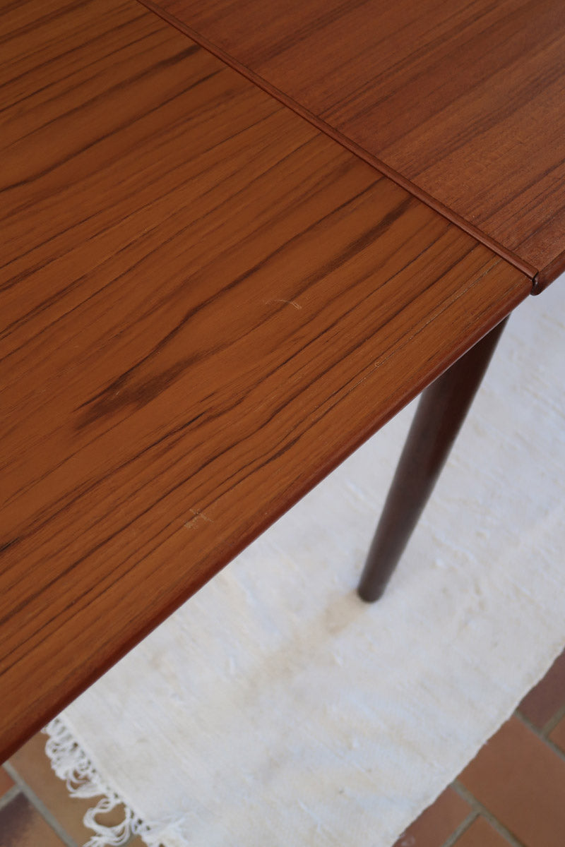 table à manger scandinave en teck massif extensible années 60 avec rallonges intégrées et piètement massif