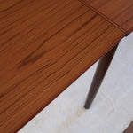 table à manger scandinave en teck massif extensible années 60 avec rallonges intégrées et piètement massif