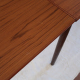 table à manger scandinave en teck massif extensible années 60 avec rallonges intégrées et piètement massif