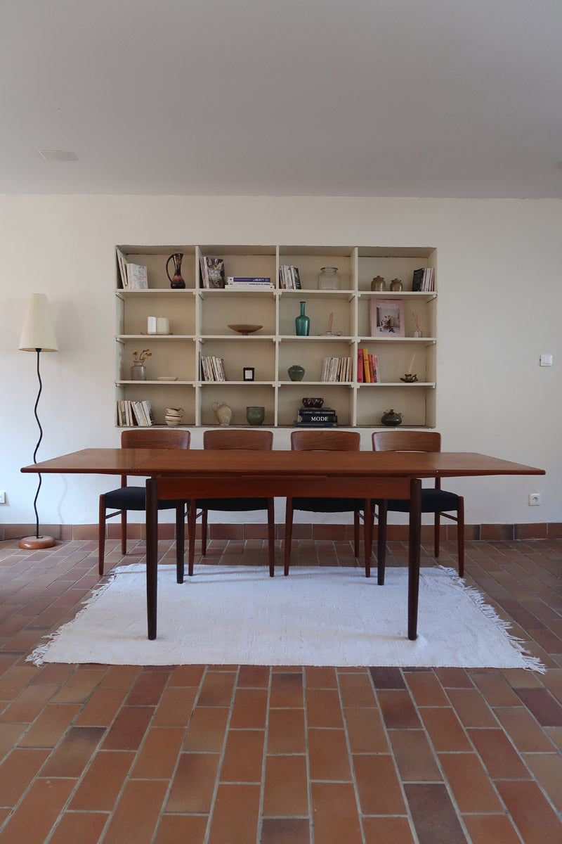 table à manger scandinave en teck massif extensible années 60 avec rallonges intégrées et piètement massif
