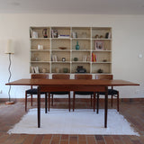 table à manger scandinave en teck massif extensible années 60 avec rallonges intégrées et piètement massif