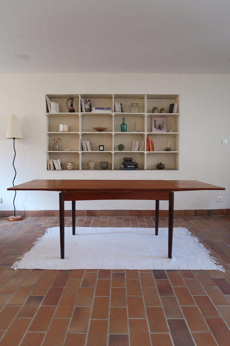 table à manger scandinave en teck massif extensible années 60 avec rallonges intégrées et piètement massif