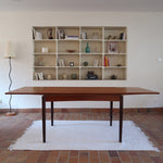 table à manger scandinave en teck massif extensible années 60 avec rallonges intégrées et piètement massif