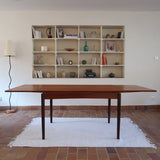 table à manger scandinave en teck massif extensible années 60 avec rallonges intégrées et piètement massif
