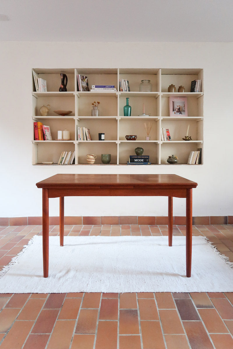 Table à manger scandinave en teck des années 60 avec deux rallonges intégrées et pieds fuselés.