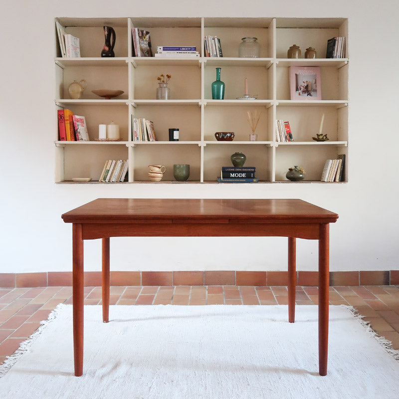 Table à manger scandinave en teck des années 60 avec deux rallonges intégrées et pieds fuselés.