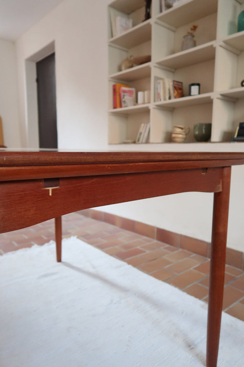 Table à manger scandinave en teck des années 60 avec deux rallonges intégrées et pieds fuselés.