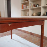 Table à manger scandinave en teck des années 60 avec deux rallonges intégrées et pieds fuselés.