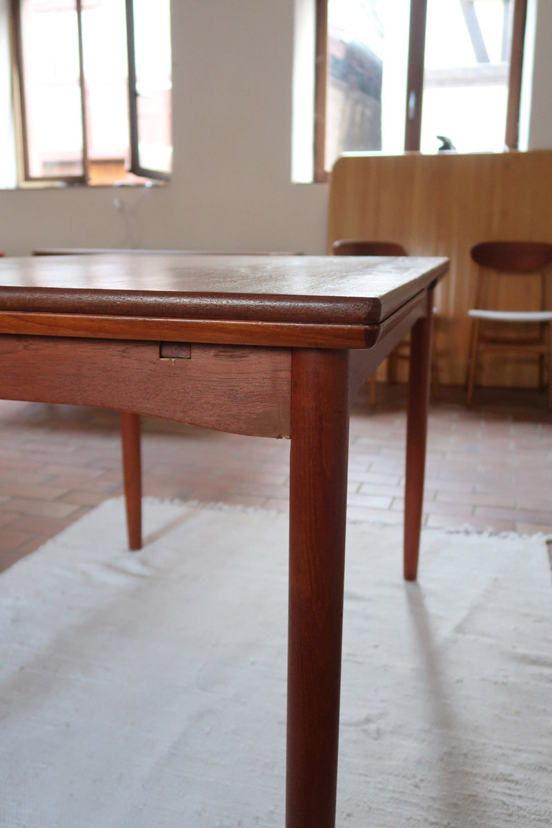 Table à manger scandinave en teck des années 60 avec deux rallonges intégrées et pieds fuselés.