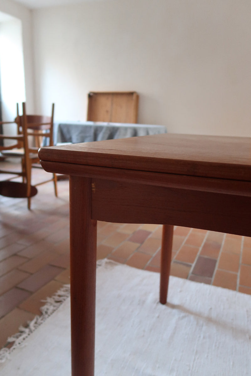 Table à manger scandinave en teck des années 60 avec deux rallonges intégrées et pieds fuselés.